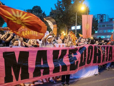 Des manifestants macédoniens protestent contre le changement de nom devant le parlement à Skopje, le 13 juin 2018 - Robert ATANASOVSKI [AFP/Archives]