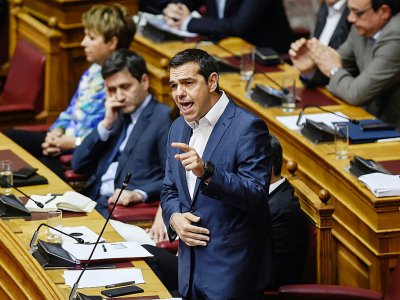Le Premier ministre grec Alexis Tsipras s'exprime au cours d'une séance du parlement grec à Athènes le 14 juin 2018 - ANGELOS TZORTZINIS [AFP/Archives]