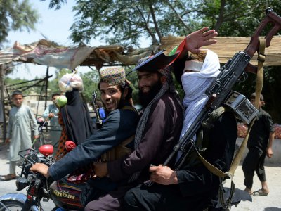 Des talibans célèbrent le cessez-le-feu à Jalalabad, en Afghanistan, le 16 juin 2018 - NOORULLAH SHIRZADA [AFP]