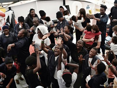 Photo fournie par les ONGs Médecins Sans Frontières (MSF) et SOS Mediterranée le 16 juin 2018, montrant des migrants à bord de l'Aquarius en route vers le port de Valence en Espagne. - Kenny KARPOV [SOS MEDITERRANEE/AFP]