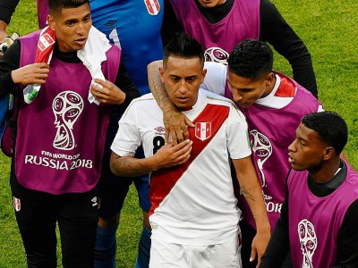 Le milieu péruvien Christian Cueva consolé par Paolo Guerrero et leurs coéquipiers, après un penalty raté contre le Danemark, le 16 juin 2018 à Saransk - JUAN BARRETO [AFP]