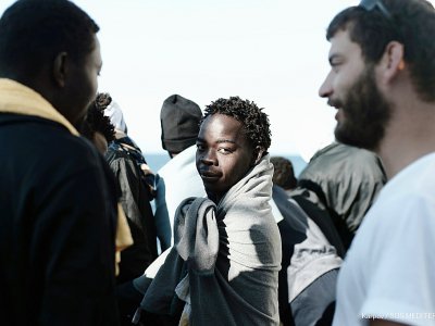 Photo fournie par l'ONG  Medecins Sans Frontieres et SOS Mediterranée le 16 juin 2018 montrant des migrants à bord de l'Aquarius en route vers le port de Valence, en Espagne - Kenny KARPOV [SOS MEDITERRANEE/AFP]
