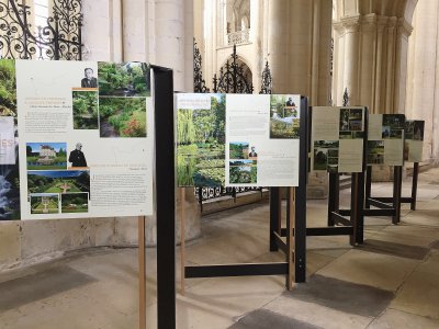 Trente-six panneaux pour présenter les jardins remarquables visibles dans notre région. - Florine Lebesne