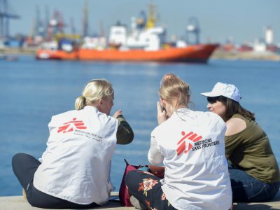 Des membres de Médecins sans Frontières assistent à l'arrivée de l'Aquarius dans le port de Valence en Espagne le 17 juin 2018 - JOSE JORDAN [AFP]