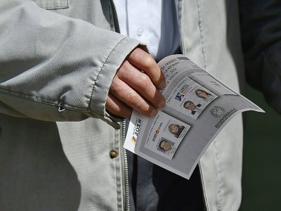 Un electeur tient un bulletin de vote lors du deuxième tour de la présidentielle colombienne à Bogota, le 17 juin 2018 - LUIS ROBAYO [AFP]