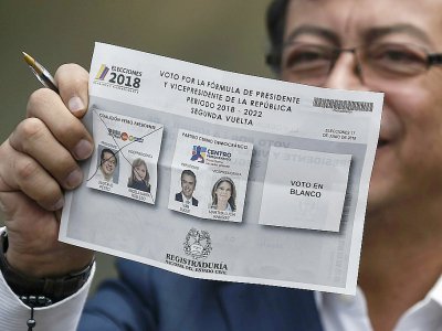 Le candidat de gauche Gustavo Petro vote à la présidentielle colombienne à Bogota, le 17 juin 2018 - LUIS ROBAYO [AFP]