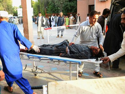 Un blessé est transporté vers l'hôpital, après un attentat suicide le 16 juin 2018 à Jalalabad, revendiqué par l'Etat islamique - NOORULLAH SHIRZADA [AFP]