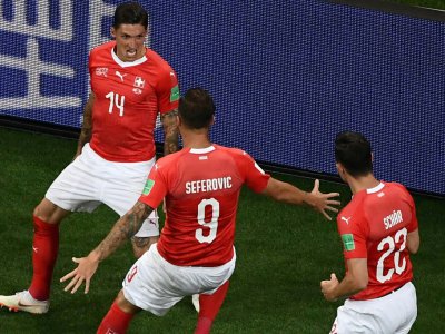 Le Suisse Steven Zuber (g) félicité par ses coéquipiers après avoir égalisé face au Brésil, le 17 juin 2018 à Rostov - Jewel SAMAD [AFP]