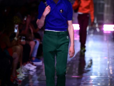 Un modèle présente la collection masculine printemps-été 2019 de Prada à Milan, le 17 juin 2018 - MIGUEL MEDINA [AFP]