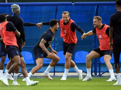L'attaquant star de l'Angleterre Harry Kane (au centre) et ses coéquipiers préparent le match contre la Tunisie, le 17 juin 2018 à Saint-Pétersbourg - Paul ELLIS [AFP]