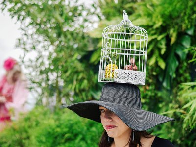 Une spectatrice du Prix de Diane arbore un "chapeau-cage", le 17 juin 2018 à l'hippodrome de Chantilly - LUCAS BARIOULET [AFP]