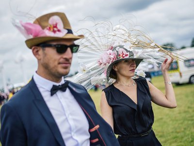 Des spectateurs du Prix de Diane pique-niquent sur la pelouse de l'hippodrome de Chantilly, le 17 juin 2018 - LUCAS BARIOULET [AFP]