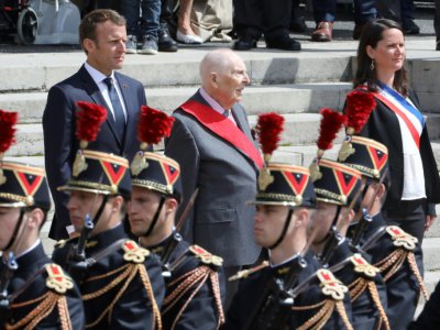 La Garde républicaine défile devant Daniel Cordier et Emmanuel Macron le 18 juin 2018 au Mémorial du Mont Valérien - LUDOVIC MARIN [AFP]