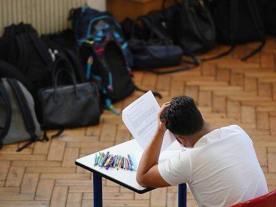 Un lycéen planche sur l'épreuve de philosophie du baccalauréat le 18 juin 2018 au lycée Pasteur de Strasbourg - FREDERICK FLORIN [AFP]