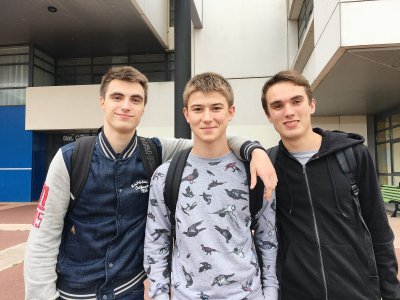 Alexandre Schenk, Loïc Maupas et Nathan Bonnemains viennent de terminer leur épreuve de philosophie. - Solenn Boulant