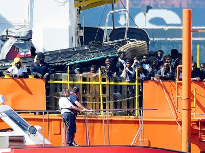 Des migrants sur le pont de l'Aquarius qui entre dans le port de Valence, le 17 juin 2018 en Espagne - JOSE JORDAN [AFP]