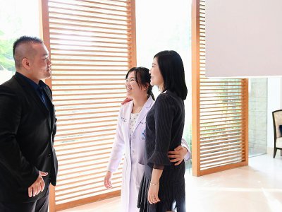 Le couple chinois Zhang Yinzhe et Xu Mengsha reçu par une spécialiste du Piyavate Hospital, le 17 mai 2018 à Bangkok, en Thaïlande - Lillian SUWANRUMPHA [AFP]