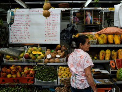 Une femme faisant des achats au marché municipal de Chacao à Caracas, le 7 juin 2018 - Federico PARRA [AFP/Archives]