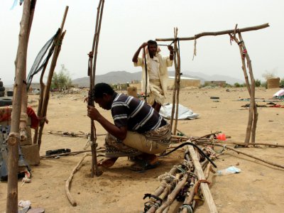 Des Yéménites ayant fui la ville de Hodeida, dans l'ouest du Yémen, construisent un abri dans un camp de déplacés dans la province de Hajjah, dans le nord du pays, le 19 juin 2018 - ESSA AHMED [AFP]