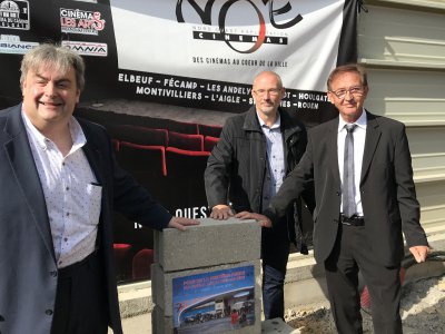 La pose de la première le vendredi 15 juin 2018 avec, entre autres, Richard Patry (gauche), patron de Noé Cinémas et Émile Canu (droite), le maire d'Yvetot. - Gilles Anthoine