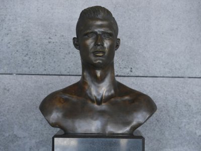 Le buste de la mégastar portugaise trône dans le hall de l'aéroport international Cristiano Ronaldo de Funchal, le 18 juin 2018 - Helder SANTOS [AFP]