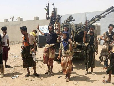 Des combattants des forces yéménites pro-gouvernementales lors d'une offensive contre les rebelles houthis près de l'aéroport de Hodeida, le 18 juin 2018 - NABIL HASSAN [AFP]
