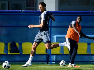 Le défenseur des Bleus Raphaël Vatrane lors d'une séance d'entraînement à Istra, le 18 juin 2018 - FRANCK FIFE [AFP]