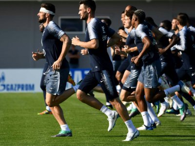 L'attaquant Olivier Giroud (g) lors d'une séance d'entraînement des Bleus à Istra, le 18 juin 2018 - FRANCK FIFE [AFP]