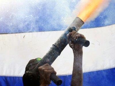 Un membre du mouvement "Avril 19" avec un mortier artisanal à Masaya, à 40 kms au sud de Managua, le 18 juin 2018 - MARVIN RECINOS [AFP/Archives]