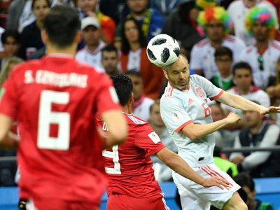 Le milieu de terrain de l'Espagne Andres Iniesta joue un ballon de la tête contre l'Iran, le 20 juin 2018 à Kazan - SAEED KHAN [AFP]