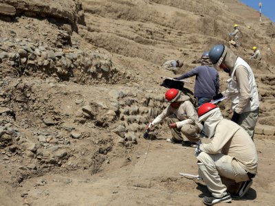 Des archéologues travaillent sur le site précolombien Chan Chan, le 16 juin 2018 au Pérou - HO [Ministère péruvien de la Culture/AFP]