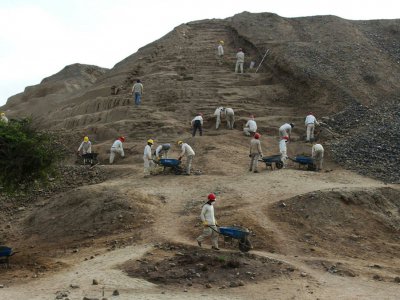 Des archéologues travaillent sur des peintures murales du site précolombien Chan Chan, le 16 juin 2018 au Pérou - HO [Ministère péruvien de la Culture/AFP]