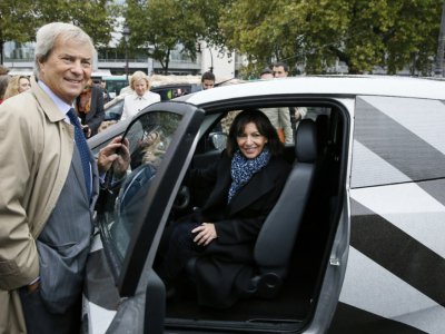La maire de Paris Anne Hidalgo et Vincent Bolloré présentent une Autolib customisée le 8 octobre 2014 à Paris - PATRICK KOVARIK [AFP/Archives]