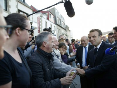 Emmanuel Macron à la rencontre d'habitants du Guilvinec dans le Finistère, le 21 juin 2018 - STEPHANE MAHE [POOL/AFP]