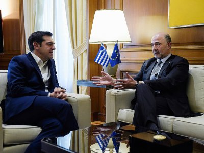Le premier ministre grec Alexis Tsipras et le commissaire européen aux Affaires économiques Pierre Moscovici, le 8 février 2018 à Athènes - ANGELOS TZORTZINIS [AFP/Archives]