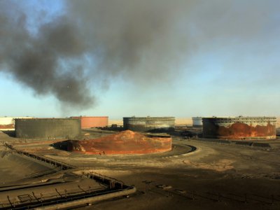 Une photo prise le 8 janvier 2016 montre de la fumée s'échappant du terminal pétrolier Al-Sidra dans l'est de la la Libye, après l'extinction d'un incendie - STRINGER [AFP/Archives]