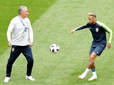 L'entraîneur du Brésil Tite (g) donne des instructions à son joueur vedette Neymar lors d'un enttraînement au stade de Saint-Pétersbourg, le 21 juin 2018 - GABRIEL BOUYS [AFP]