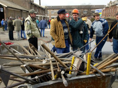 Des ouvriers de l'usine Métaleurop Nord de Noyelles-Godault bloquent les accès à l'usine, le 10 mars 2003, après l'annonce par le tribunal de grande instance de Béthune, de la liquidation judiciaire de la filiale du groupe de métaux non ferreux - PHILIPPE HUGUEN [AFP/Archives]