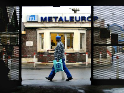 Un ouvrier l'usine Metaleurop de Noyelles-Godault quitte l'usine, le 23 janvier 2003 après sa journée de travail. - PHILIPPE HUGUEN [AFP/Archives]