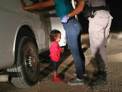 Cette photo de Yanela Varela en pleurs, prise le 11 juin 2018 à McAllen au Texas, a rapidement fait le tour des réseaux sociaux - John MOORE [GETTY IMAGES NORTH AMERICA/AFP/Archives]