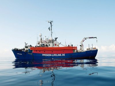 Le Lifeline bat pavillon néerlandais selon l'ONG éponyme qui l'exploite. 
Le navire n'apparaît pas dans les registres navals néerlandais, selon la représentation des Pays-Bas auprès de l'Union européenne. Photo fournie le 22 juin 2018 par l'ONG Lifel - Hermine POSCHMANN [Mission Lifeline/AFP]