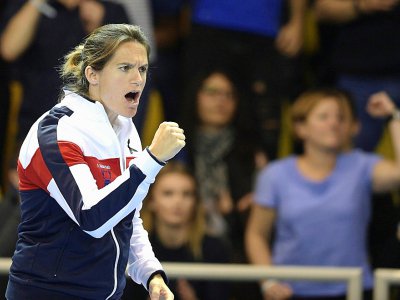 La capitaine de la Fed Cup Amélie Mauresmo encourage Caroline Garcia en finale face à la Tchèque Karolina Pliskova, le 13 novembre 2016 à Strasbourg - PATRICK HERTZOG [AFP/Archives]
