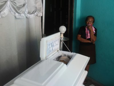 Rosario Sanchez pleure lors de la veillée du corps de son petit-fils Teiler Lorio, 15 ans, décédé lors d'une opération des forces de l'odre à Managua le 23 juin 2018 - MARVIN RECINOS [AFP]