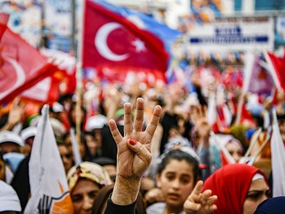 Des supporters du président Recep Tayyip Erdogan lors d'un meeting à Istanbul le 23 juin 2018 - Aris MESSINIS [AFP]
