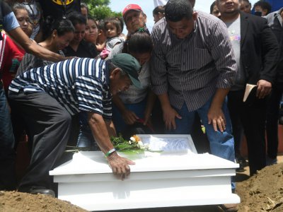 La famille d'un enfant de 15 mois, mort lors d'attaques des forces gouvernementales, pleure lors de son enterrement le 24 juin 2018 à Managua - Marvin RECINOS [AFP]