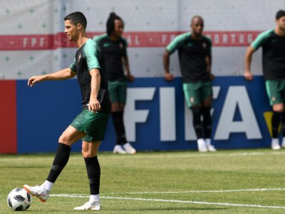 L'attaquant vedette Cristiano Ronaldo avant une séance d'entraînement de l'équipe du Portugal, le 24 juin 2018 à Kratovo - Francisco LEONG [AFP]