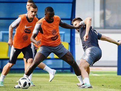 Le défenseur Benjamin Mendy (c) à la lutte avec l'attaquant Olivier Giroud (d) lors d'un entraînement des Bleus au stade d'Istra, le 23 juin 2018 - FRANCK FIFE [AFP]
