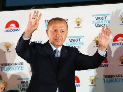 Le président turc réélu Recep Tayyip Erdogan salue ses partisans à Ankara, le 25 juin 2018 - Adem ALTAN [AFP]