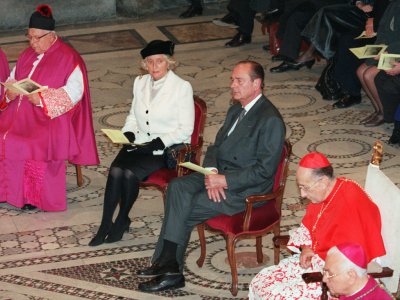 Le président Jacques Chirac et son épouse Bernadette  le 20 janvier 1996 dans la Basilique Saint-Jean de Latran à Rome - GERARD FOUET [AFP/Archives]