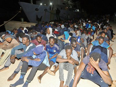 Des migrants secourus en Méditerranée le 24 juin 2018 attendent à une base navale à Tripoli - MAHMUD TURKIA [AFP]